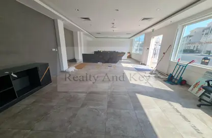 Living Room image for: Villa - Studio - 5 Bathrooms for rent in Marina Village - Abu Dhabi, Image 1