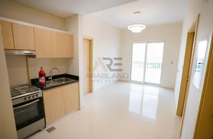 صورة لـ مطبخ شقة - 2 غرف نوم - 2 حمامات للايجار في نافيتاز للاقامة و الشقق القندقية - داماك هيلز 2 - دبي ، صورة رقم 1