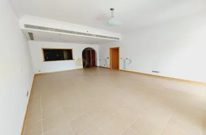 Apartment - 2 Bedrooms - 3 Bathrooms for rent in Al Tamr - Shoreline Apartments - Palm Jumeirah - Dubai