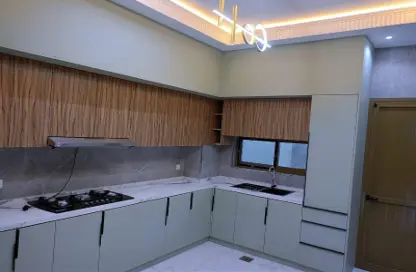 صورة لـ مطبخ فيلا - 5 غرف نوم - 7 حمامات للبيع في الحليو - ضواحي عجمان - عجمان ، صورة رقم 1