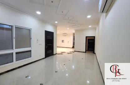 شقة - 3 غرف نوم - 3 حمامات للايجار في شعبية 9 - شعبية - مصفح - أبوظبي