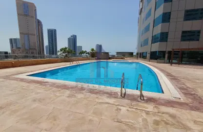 صورة لـ حوض سباحة شقة - 3 غرف نوم - 4 حمامات للايجار في أبراج بن حم - التعاون - الشارقة ، صورة رقم 1
