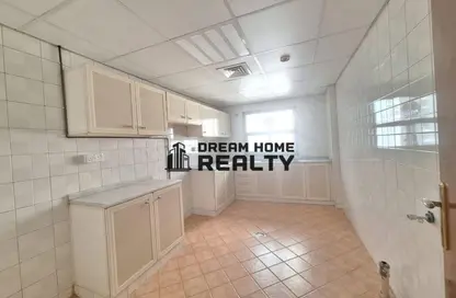 شقة - 2 غرف نوم - 3 حمامات للايجار في برج منازل 2 - شارع التعاون - التعاون - الشارقة