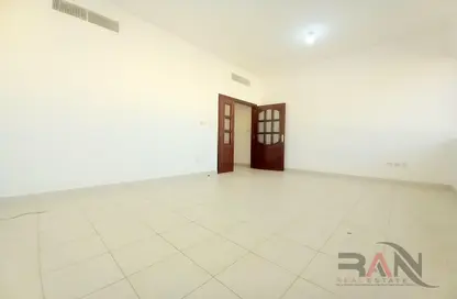 شقة - 2 غرف نوم - 2 حمامات للايجار في مبني الإمارات التجارية العقارية - شارع الفلاح - وسط المدينة - أبوظبي