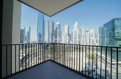 صورة لـ شرفة شقة - غرفة نوم - 2 حمامات للبيع في أحد ريزيدنس - الخليج التجاري - دبي ، صورة رقم 1