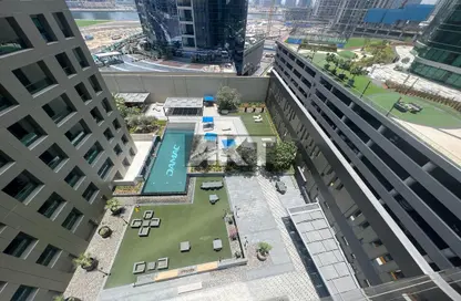 صورة لـ حوض سباحة شقة - 2 غرف نوم - 2 حمامات للايجار في ذا كوزمو بوليتان - الخليج التجاري - دبي ، صورة رقم 1