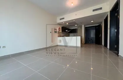 شقة - غرفة نوم - 2 حمامات للايجار في المساكن الحمراء - مدينة دبي الرياضية - دبي