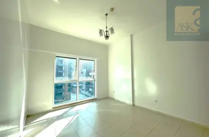 Apartment - 1 Bathroom for rent in Cascades Tower - Dubai Marina - Dubai