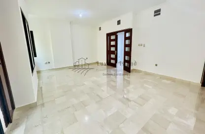 شقة - 4 غرف نوم - 6 حمامات للايجار في برج ليك فيو - شارع الكورنيش - أبوظبي