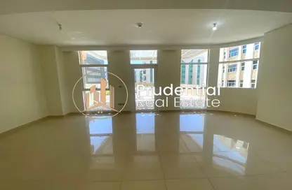 شقة - 2 غرف نوم - 3 حمامات للايجار في يونايتد سكوير - الخالدية - أبوظبي