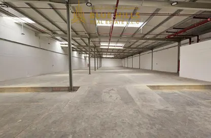 Warehouse - Studio - 2 Bathrooms for rent in RAS - Umm Ramool - Dubai