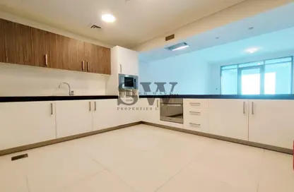 Kitchen image for: Apartment - 2 Bedrooms - 4 Bathrooms for rent in Danat Tower B - Danat Towers - Muroor Area - Abu Dhabi, Image 1
