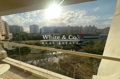 Balcony image for: Apartment - 1 Bedroom - 1 Bathroom for rent in Al Tamr - Shoreline Apartments - Palm Jumeirah - Dubai, Image 1