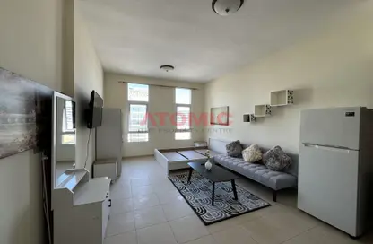 Living Room image for: Apartment - 1 Bathroom for rent in Silicon Gates 4 - Silicon Gates - Dubai Silicon Oasis - Dubai, Image 1