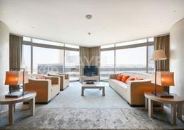 صورةغرفة المعيشة لـ: شقة - 2 غرف نوم - 3 حمامات للبيع في مساكن أرماني - برج خليفة - دبي وسط المدينة - دبي, صورة 1