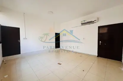 Empty Room image for: Apartment - 1 Bathroom for rent in Al Wahda - Abu Dhabi, Image 1