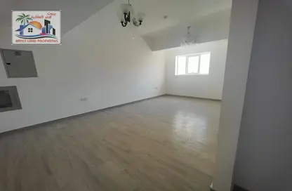 شقة - 2 غرف نوم - 2 حمامات للايجار في بناء النباعة - النبعة - الشرق - الشارقة