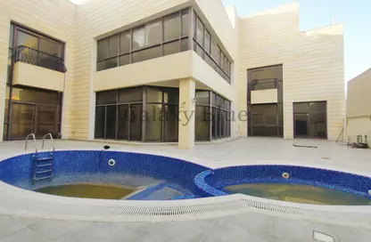 صورة لـ حوض سباحة فيلا - 5 غرف نوم - 7 حمامات للايجار في مركز محمد بن زايد - مدينة محمد بن زايد - أبوظبي ، صورة رقم 1