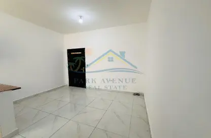 Apartment - 1 Bathroom for rent in Madinat Zayed - Abu Dhabi