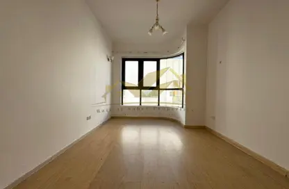 شقة - غرفة نوم - 2 حمامات للايجار في ساحة الكرامة - الكرامة - دبي