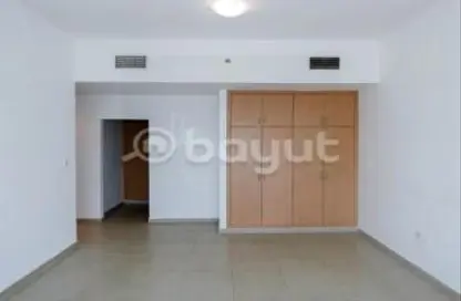 شقة - 2 غرف نوم - 2 حمامات للايجار في برج الكورنيش - طريق كورنيش عجمان - عجمان