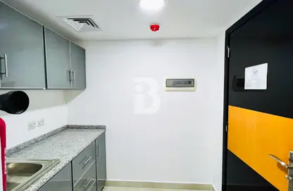 Apartment - 1 Bathroom for rent in Khalidiya Towers - Al Khalidiya - Abu Dhabi