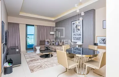 صورة لـ غرفة المعيشة / غرفة الطعام شقة - غرفة نوم - 2 حمامات للايجار في تاور D - داماك تاورز من باراماونت - الخليج التجاري - دبي ، صورة رقم 1