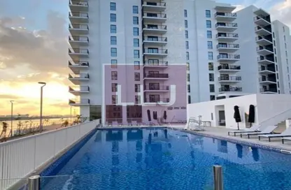 Pool image for: Apartment - 2 Bedrooms - 3 Bathrooms for rent in Waters Edge - Yas Island - Abu Dhabi, Image 1