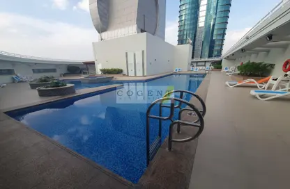 صورة لـ حوض سباحة شقة - 2 غرف نوم - 2 حمامات للايجار في برج توينتي فرست سينشري - شارع الشيخ زايد - دبي ، صورة رقم 1