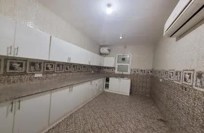 صورة لـ مطبخ شقة - 4 غرف نوم - 3 حمامات للايجار في الشوامخ - أبوظبي ، صورة رقم 1