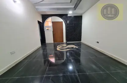 صورة لـ استقبال / بهو شقة - غرفة نوم - 1 حمام للايجار في مجمع رقم  8 - مدينة خليفة - أبوظبي ، صورة رقم 1