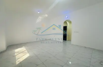 صورة لـ غرفة فارغة شقة - 1 حمام للايجار في برج الفلاح - منطقة المرور - أبوظبي ، صورة رقم 1
