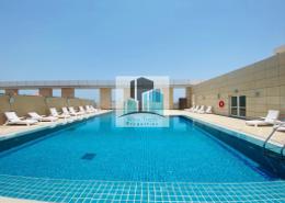 صورةحوض سباحة لـ: Studio - 1 حمام للكراء في مجمع دوسيت السكني - معسكر آل نهيان - أبوظبي, صورة 1