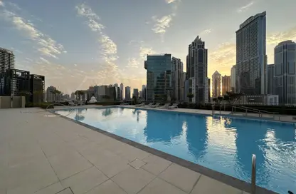 صورة لـ حوض سباحة شقة - غرفة نوم - 1 حمام للايجار في برج التاج - دبي وسط المدينة - دبي ، صورة رقم 1