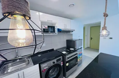 صورة لـ مطبخ شقة - غرفة نوم - 1 حمام للايجار في الزهية - أبوظبي ، صورة رقم 1