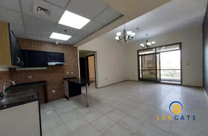 شقة - غرفة نوم - 2 حمامات للايجار في برج حمزة - مدينة دبي الرياضية - دبي