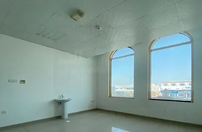 Full Floor - Studio - 2 Bathrooms for rent in Wasit - Sharjah
