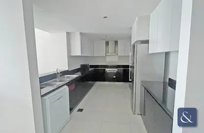 Kitchen image for: Apartment - 3 Bedrooms - 3 Bathrooms for rent in Damac Heights - Dubai Marina - Dubai, Image 1