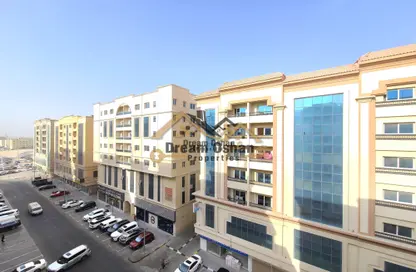 شقة - 2 غرف نوم - 3 حمامات للايجار في تجارية مويلح - الشارقة