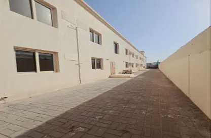 سكن عمال - استوديو - 8 حمامات للايجار في آلصجعه - الشارقة