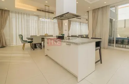 صورة لـ مطبخ فيلا - 5 غرف نوم - 6 حمامات للبيع في 1I حي - مثلث قرية الجميرا - دبي ، صورة رقم 1