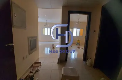 شقة - غرفة نوم - 2 حمامات للايجار في الثاني مويلح - تجارية مويلح - الشارقة