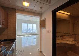 Studio - 1 حمام للكراء في برج سما - شارع إلكترا - أبوظبي صورةمطبخ لـ: Studio - 1 حمام للكراء في برج سما - شارع إلكترا - أبوظبي, صورة 1