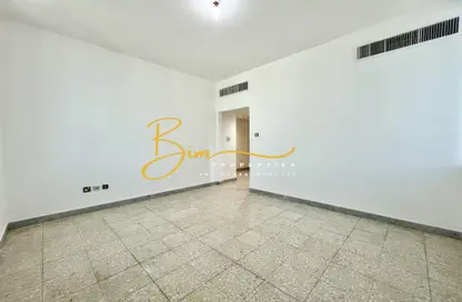 شقة - 3 غرف نوم - 3 حمامات للايجار في برج الصقر الذهبي - شارع حمدان - أبوظبي