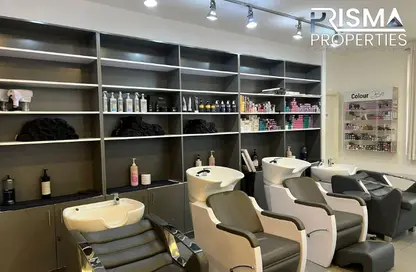 Retail - Studio - 2 Bathrooms for rent in Jumeira Beach Road - Jumeirah - Dubai