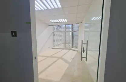 مكتب - استوديو - 4 حمامات للايجار في الحصن - الخالدية - أبوظبي