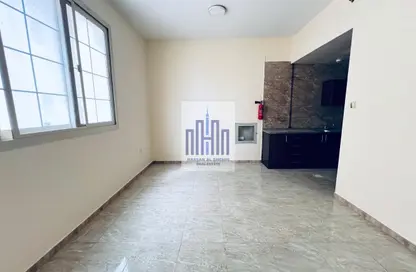 شقة - 1 حمام للايجار في طريق فاير ستاشن - مويلح - الشارقة شقة - 1 حمام للايجار في طريق فاير ستاشن - مويلح - الشارقة