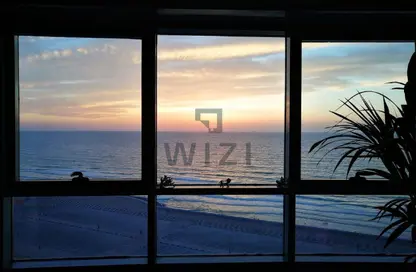 شقة - 2 غرف نوم - 2 حمامات للبيع في برج الكورنيش - طريق كورنيش عجمان - عجمان