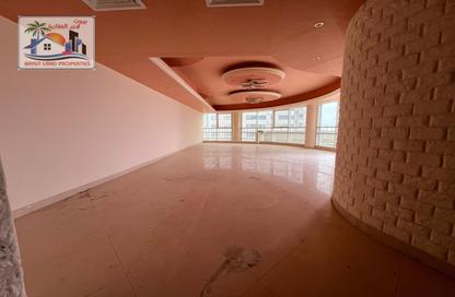 Apartment - 4 Bedrooms - 6 Bathrooms for rent in Ameer Bu Khamseen Tower - Al Majaz 3 - Al Majaz - Sharjah