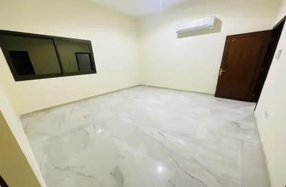 صورة لـ غرفة فارغة فيلا - 1 حمام للايجار في مبارك محمد فرزت الخيلي - المشرف - أبوظبي ، صورة رقم 1